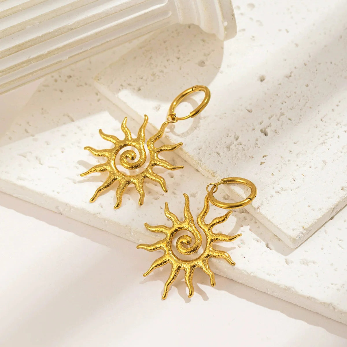 Chic Sun Shaped Pendant Necklace