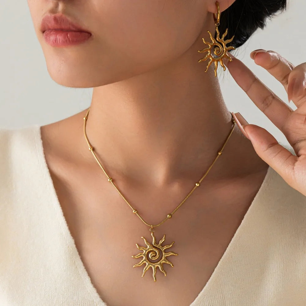 Chic Sun Shaped Pendant Necklace